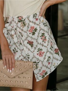 (NWT) Boutique Floral Tie-Waist Mini Skirt in White and Pink